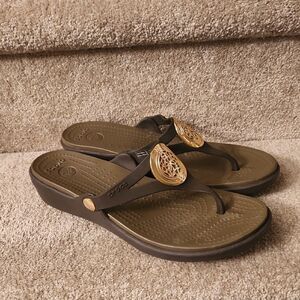 Crocs Women's "Sanrah" Taupe Brown-Gray Wedge Heel Sandals Size 10